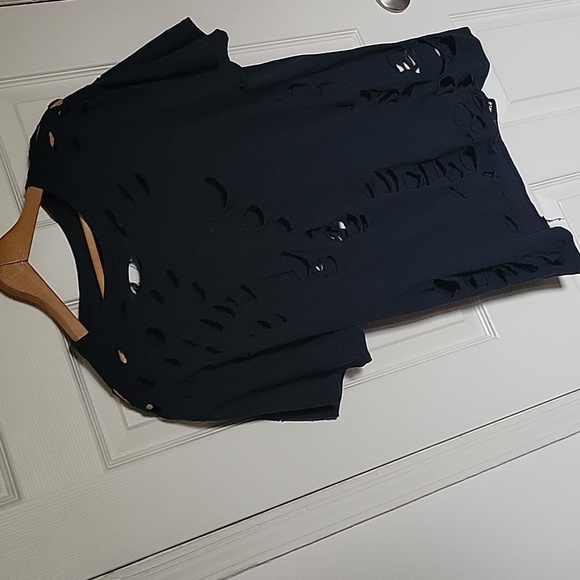 Kylie & Kendall Distressed Tee 📸 - Picture 7 of 10